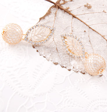 Earrings Delicate leaf with strass and pearly